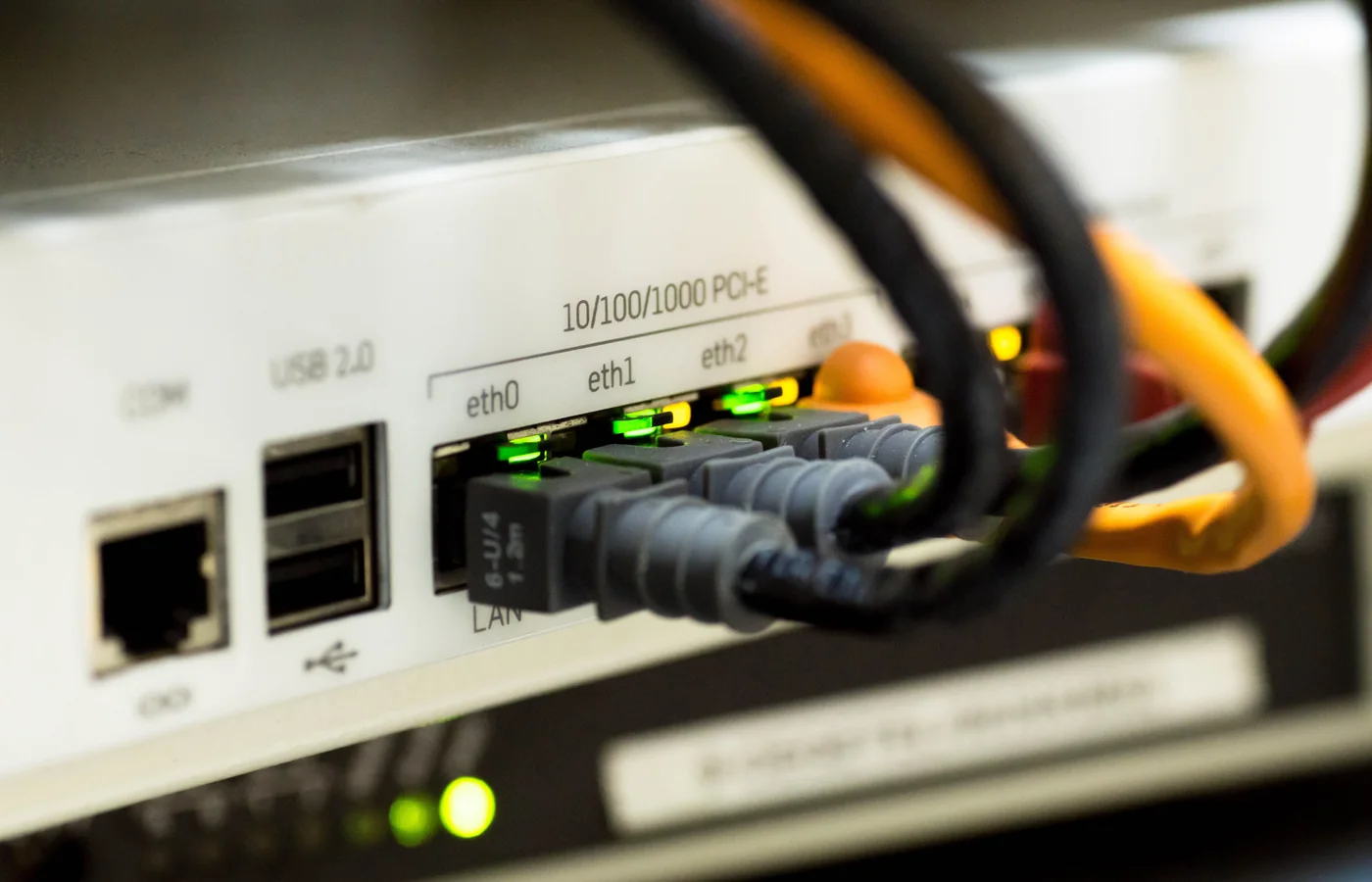 Ethernet-порты и кабели при проверке скорости сети