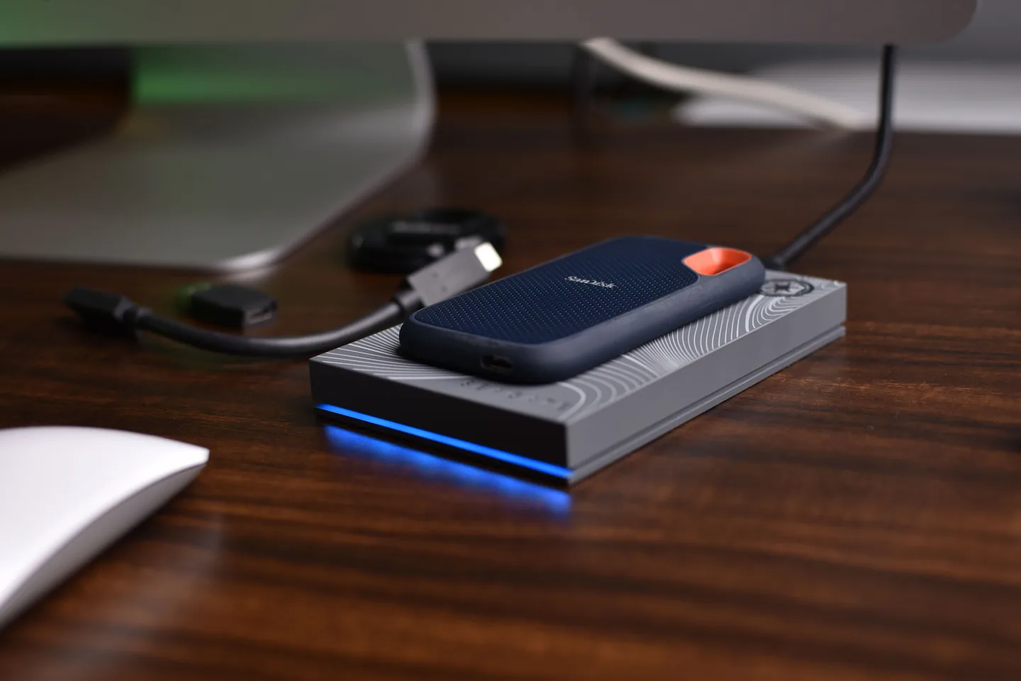 Внешний SSD и оборудование для хранения данных на рабочем столе