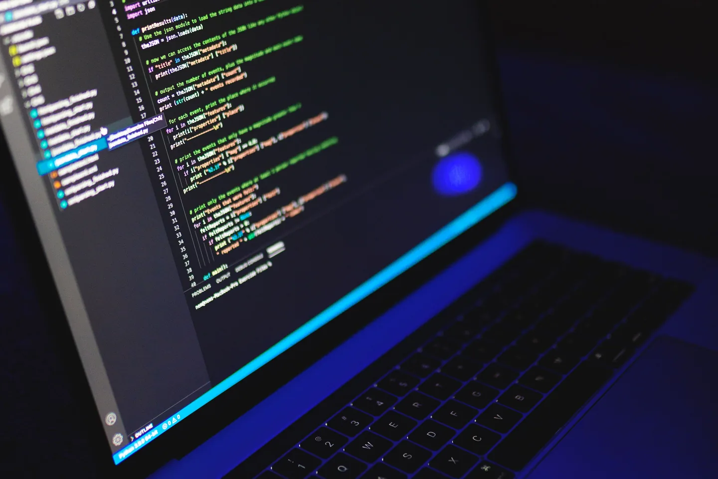 Ноутбук с открытым редактором кода для настройки Linux