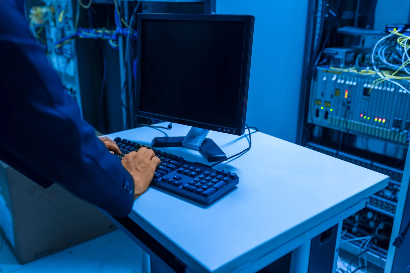 Специалист работает с Windows Server в серверной