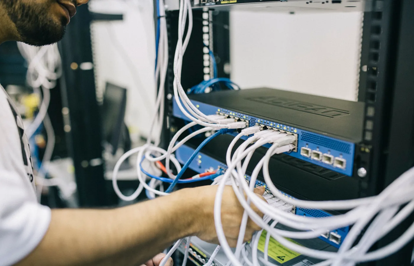 IT-специалист проверяет сетевые подключения