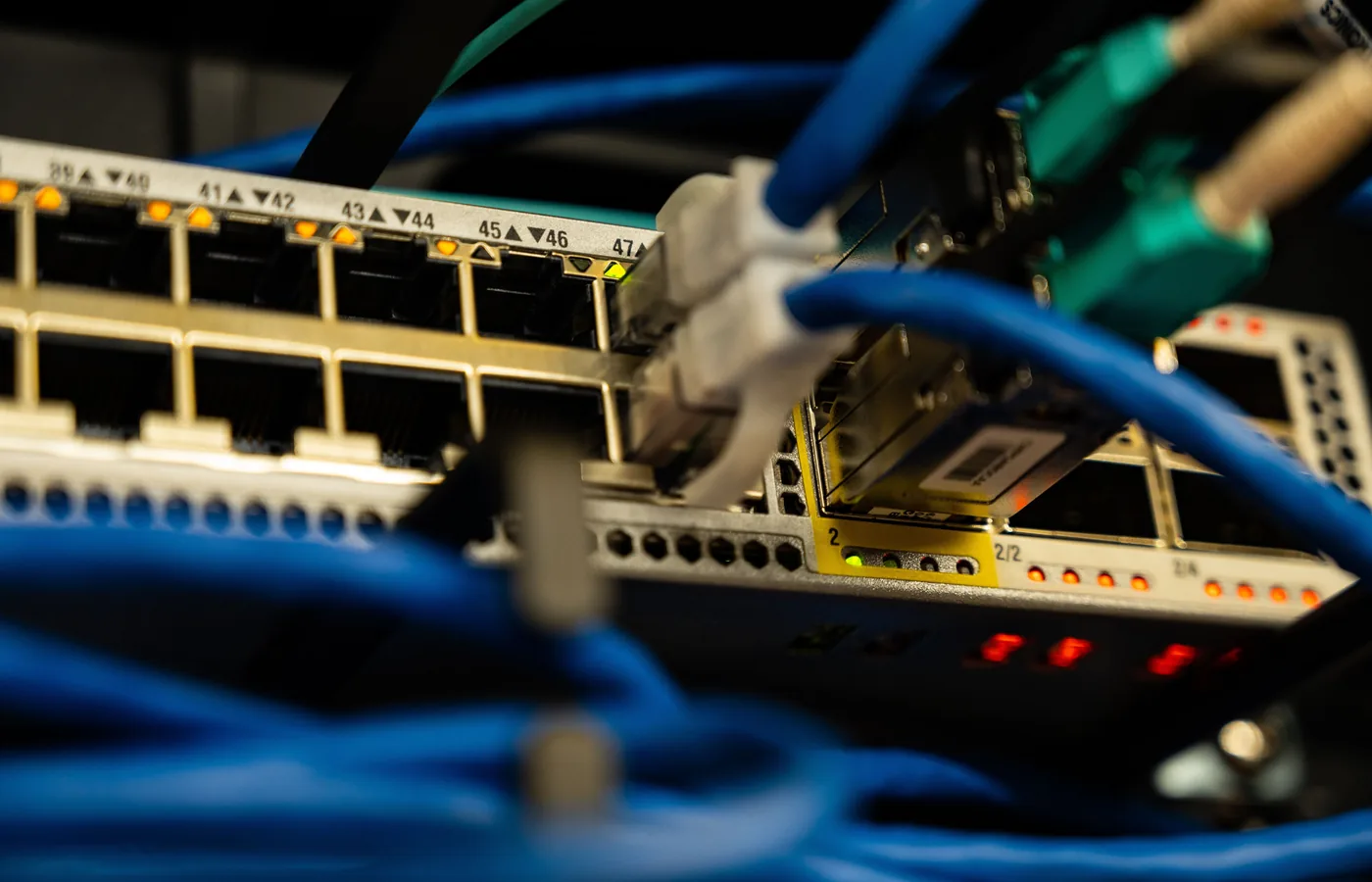 Ethernet кабели подключены к сетевому коммутатору