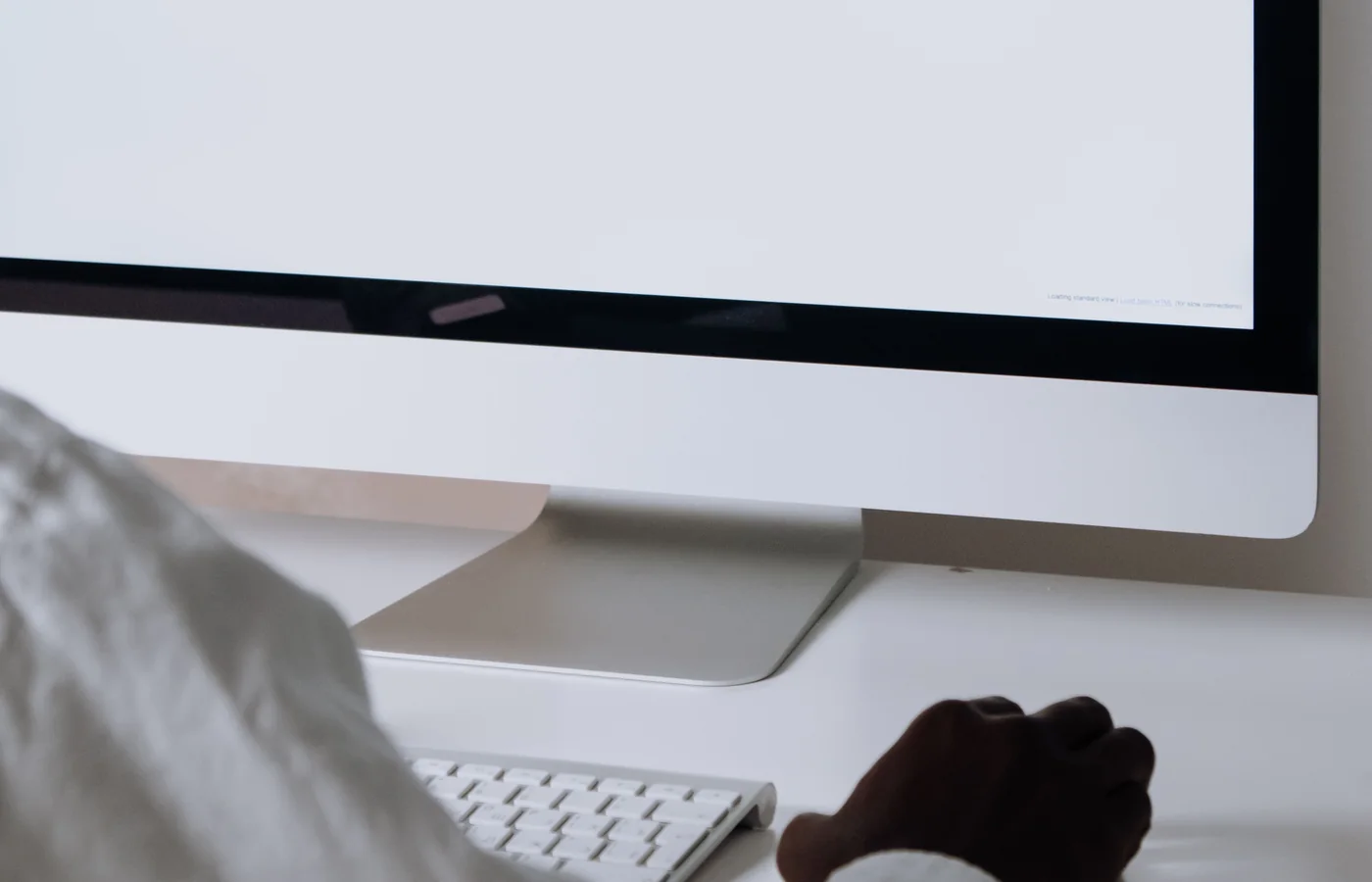 Пользователь работает за iMac на рабочем месте
