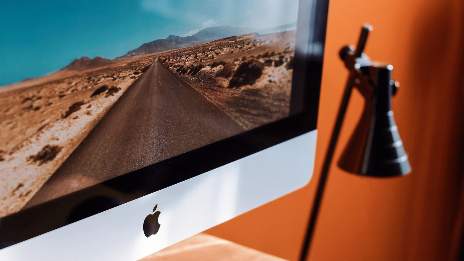 Компьютер iMac крупным планом на рабочем столе